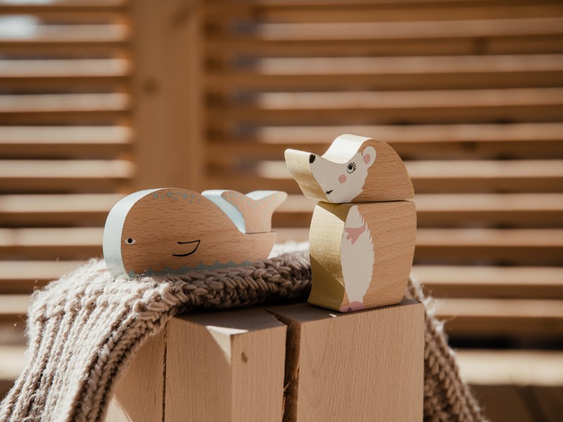 Die Auro-Lasuren sind sogar spielzeug-geeignet Spielzeug mit transparenter Holzlasur von Auro-Naturfarben