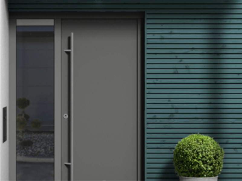 Holzverkleidung im Farbton "Pigeon"  Holzverkleidung am Hauseingang mit Auro-Holzlasur im Farbton "Pigeon" (blaugrün)