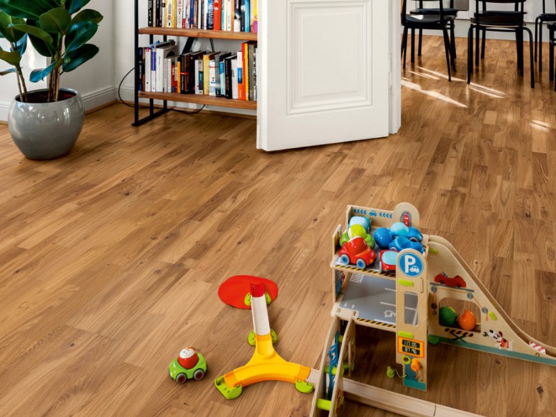 Fertigparkett Wildeiche Schiffsboden von Berg und Berg mit lebendiger Struktur mit Spielzeug im Wohnzimmer