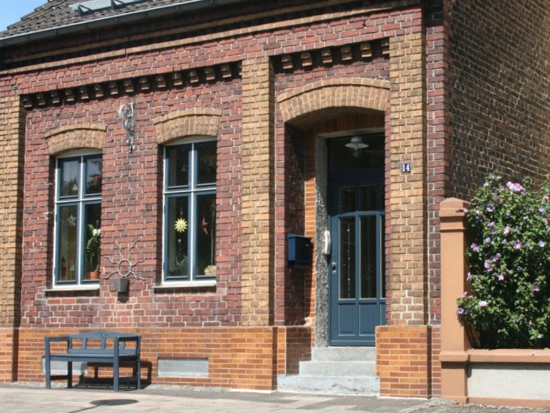 Backsteinhaus bekommt Charakter durch passende Fenster und Haustür von frovin