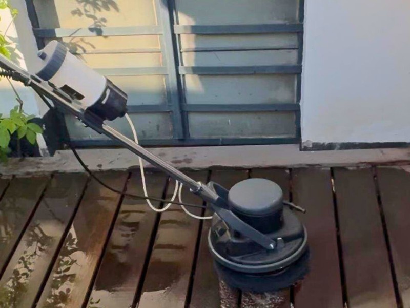 Einfache Reinigung von größeren Holz-Terrassen mit Leinos-Floorboy