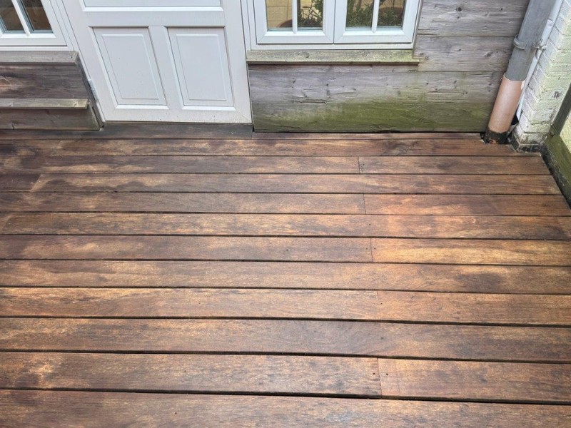 Holz-Terrasse nach der Reinigung und Pflege mit Leinos-Floorboy