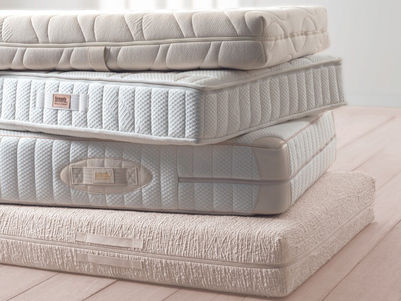 dormiente hat eine große Auswahl an Naturlatex-Matratzen. Vier davon sind auf dem Foto abgebildet.